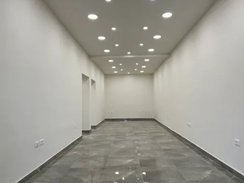 Tirane, jepet me qera dyqan Kati 0, 70 m² 2.500 €