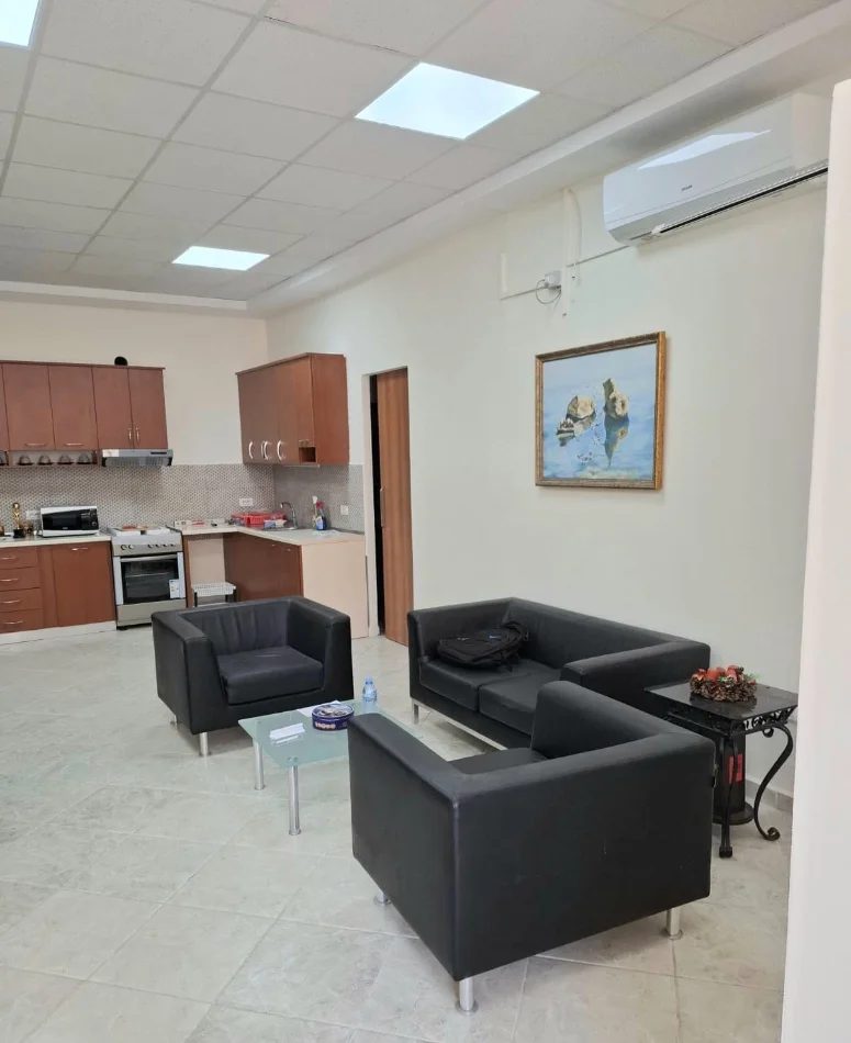 Tirane, jepet me qera apartament 2+1 Kati 1, 100 m² 600 € (Ambasada Gjermane)