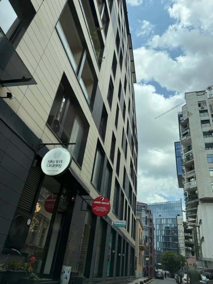 Tirane, jepet me qera zyre Kati 9, 340 m² 5.500 € (QENDER)