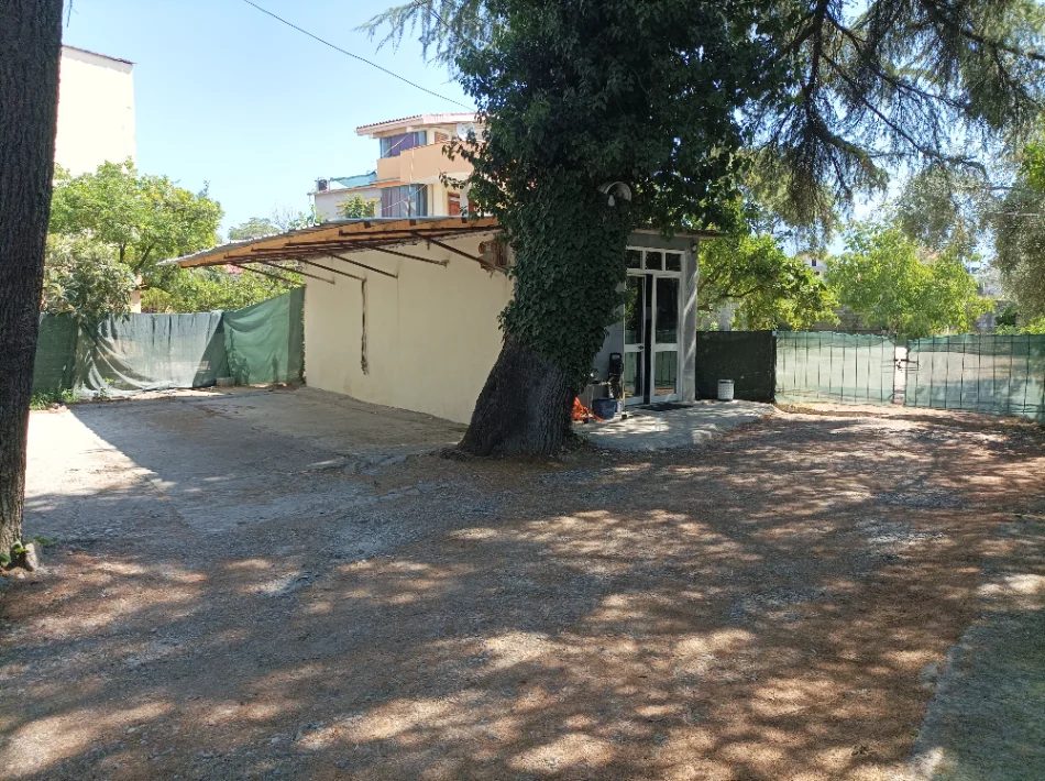 Tirane, jepet me qera ambjent biznesi Kati 0, 30.000 leke