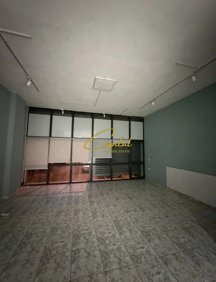 Tirane, jepet me qera dyqan Kati 0, 85 m² 1.000 € (5 MAJI)