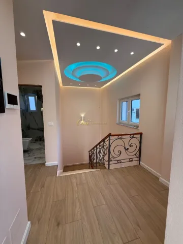 Tirane, jepet me qera ambjent biznesi Kati 2, 140 m² 2.300 € (RRUGA E KAVAJES)