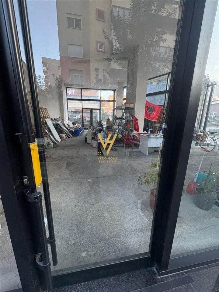 SHITET AMBIENT KOMERCIAL 141 M2 TE RR.BOGDANEVE 950.000 EURO