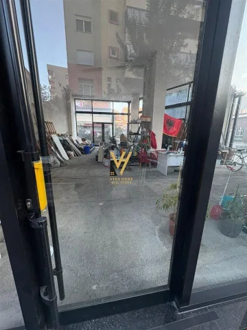 SHITET AMBIENT KOMERCIAL 141 M2 TE RR.BOGDANEVE 950.000 EURO