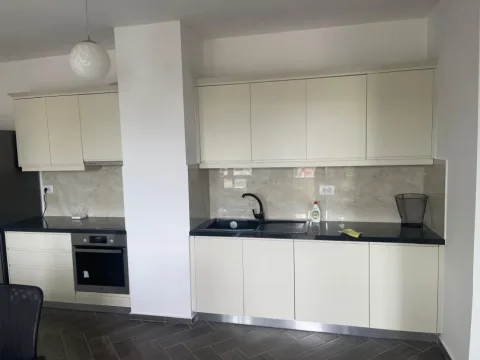 Tirane, jepet me qera zyre Kati 8, 61 m² 800 € (MYSLYM SHYRI)