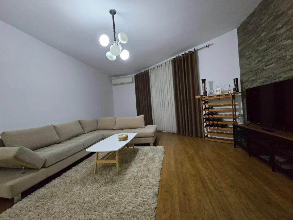 Tirane, jepet me qera apartament 1+1 Kati 3, 85 m² 600 € (Liqeni i Thatë)