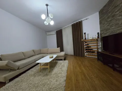 Tirane, jepet me qera apartament 1+1 Kati 3, 85 m² 600 € (Liqeni i Thatë)