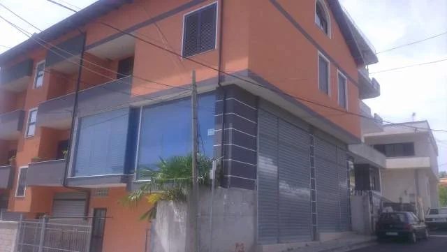 OKAZION !!! Durres, shes Vile 200.000 Euro (Zdrukthtaria, ne fillim te rruges se Marines)