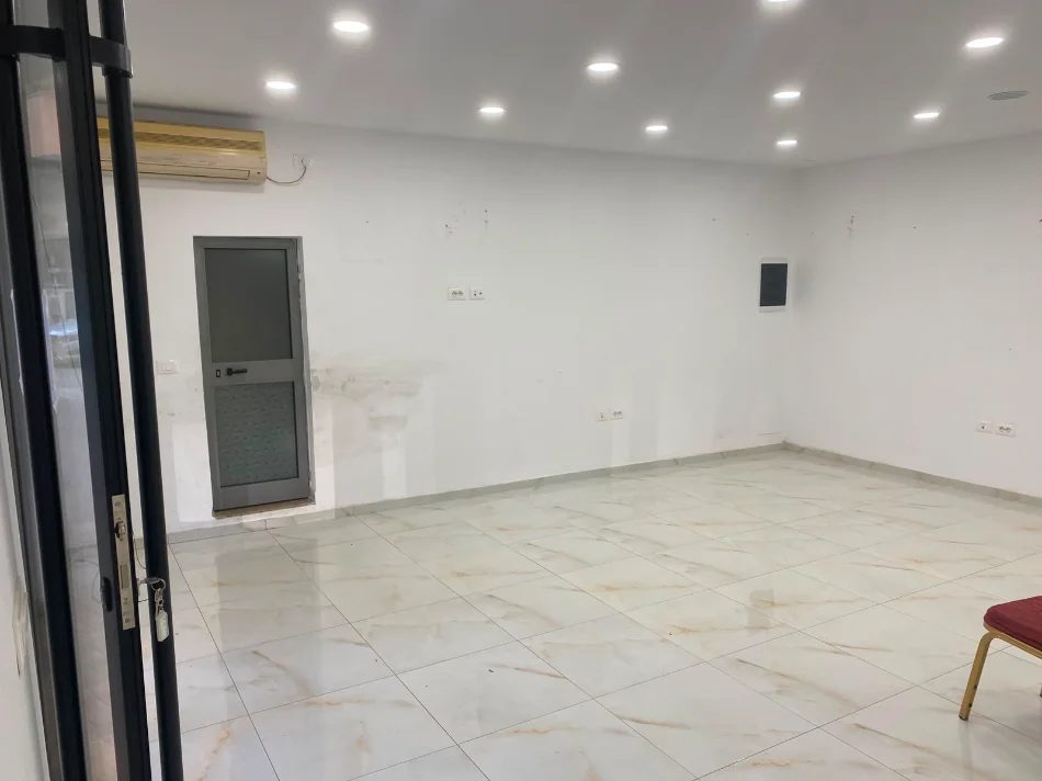 Tirane, shitet dyqan Kati 0, 50 m² 130.000 € (VASIL SHANTO)