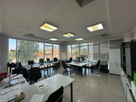 Tirane, jepet me qera ambjent biznesi Kati 3, 248 m² 4.300 € (Blloku)