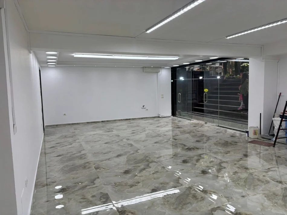 Tirane, shitet dyqan Kati 0, 85 m² 850.000 € (SHESHI WILLSON)