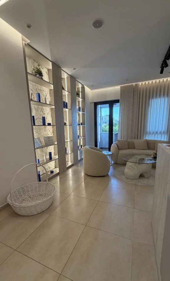 Tirane, jepet me qera ambjent biznesi Kati 3, 100 m² 1.000 € (Rruga e Kavajës)