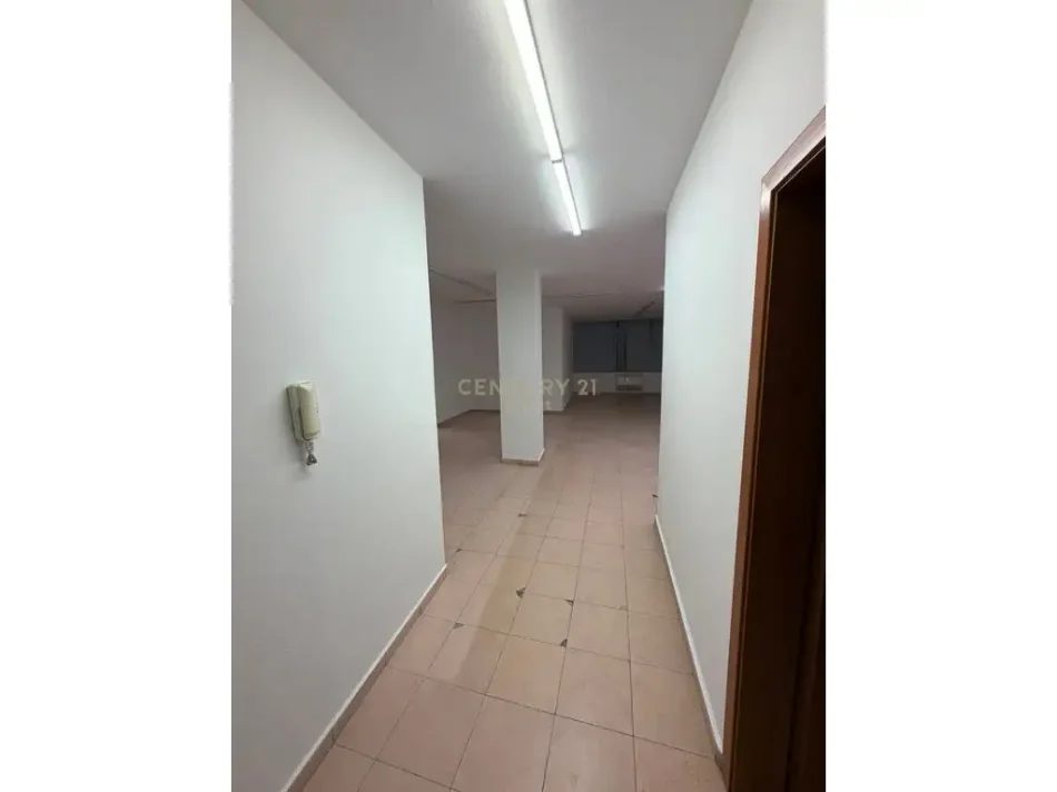 Tirane, jepet me qera zyre Kati 6, 137 m² 1.100 € (Sheshi wilson)