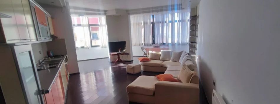 Tirane, jepet me qera apartament 2+1 Kati 5, 110 m² 700 € (Kristal Center)