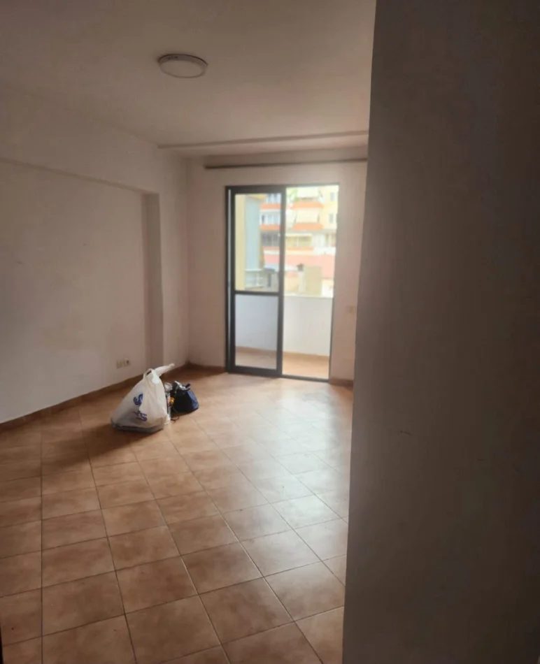 Tirane, jepet me qera apartament 1+1 Kati 4, 45 m² 500 € (Rruga Myslym Shyri)