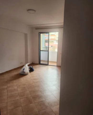 Tirane, jepet me qera apartament 1+1 Kati 4, 45 m² 500 € (Rruga Myslym Shyri)