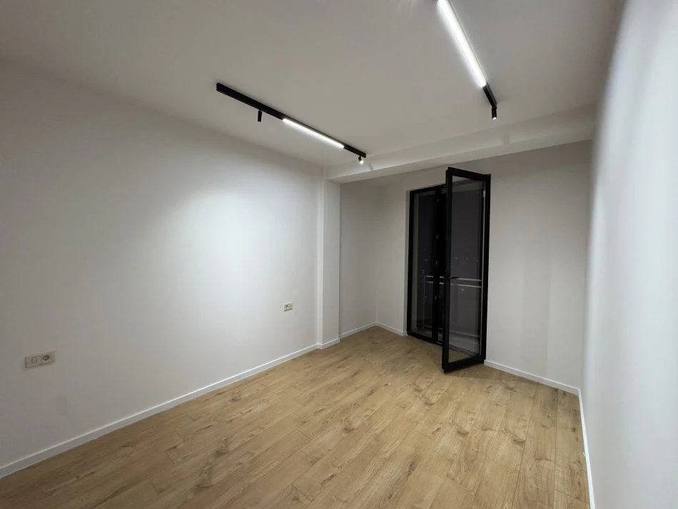 Tirane, jepet me qera zyre Kati 12, 94 m² 1.000 € (QENDER)
