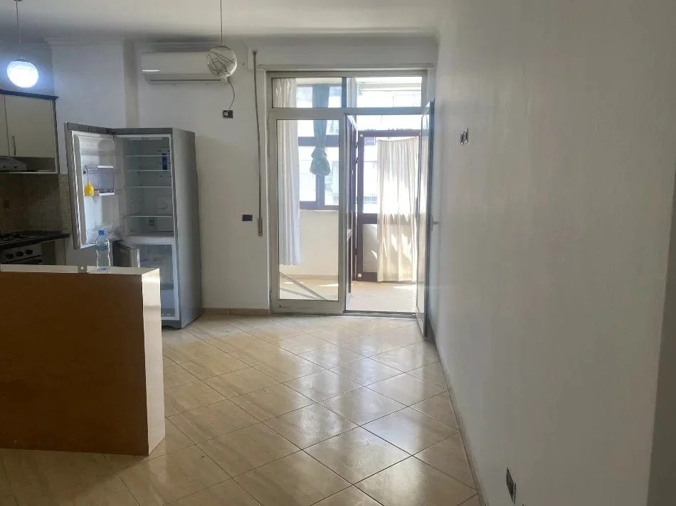 Tirane, jepet me qera ambjent biznesi Kati 3, 92 m² 500 € (Brryli)
