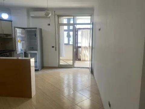 Tirane, jepet me qera ambjent biznesi Kati 3, 92 m² 500 € (Brryli)