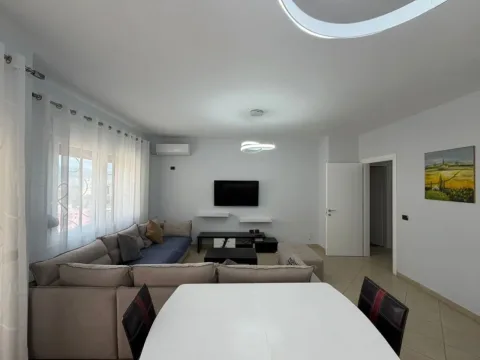 Tirane, jepet me qera apartament 2+1 Kati 10, 103 m² 1.000 € (9 Katëshet)