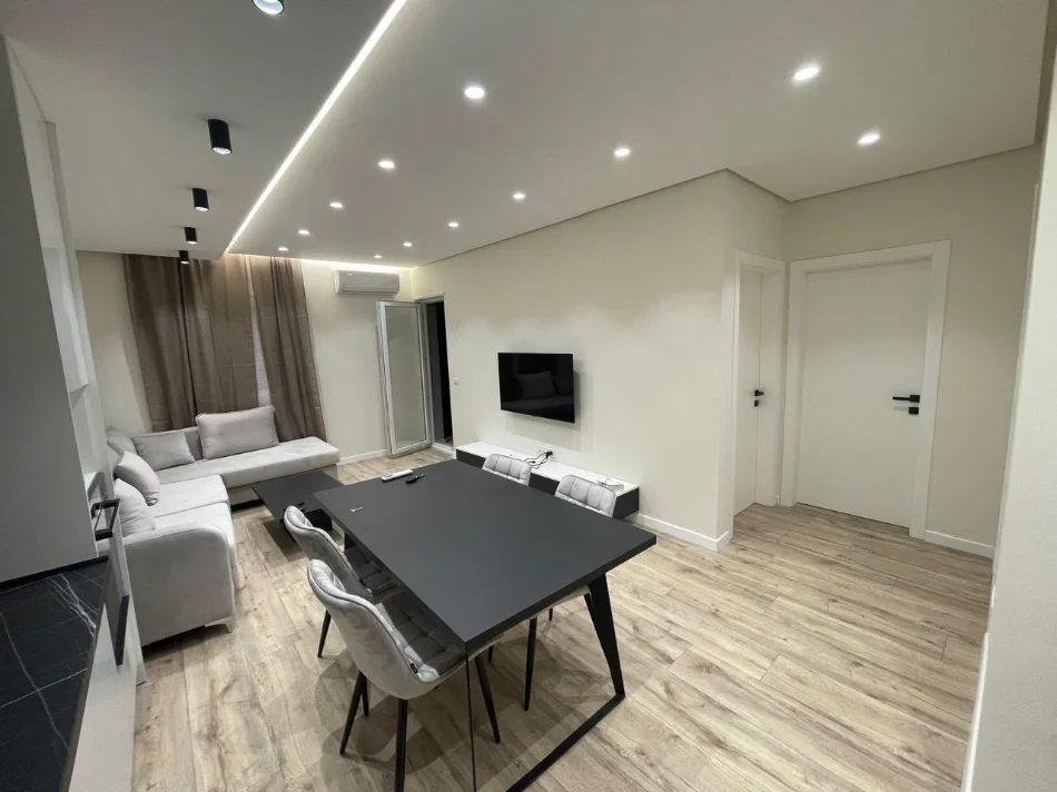 Tirane, jepet me qera apartament 2+1 Kati 9, 90 m² 600 € (UNIVERS CITY)