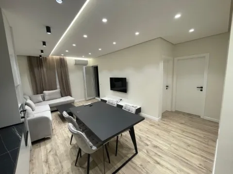 Tirane, jepet me qera apartament 2+1 Kati 9, 90 m² 600 € (UNIVERS CITY)