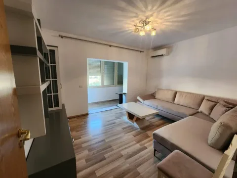 Tirane, jepet me qera apartament 1+1 Kati 5, 55 m² 700 € (Liceu Artistik)