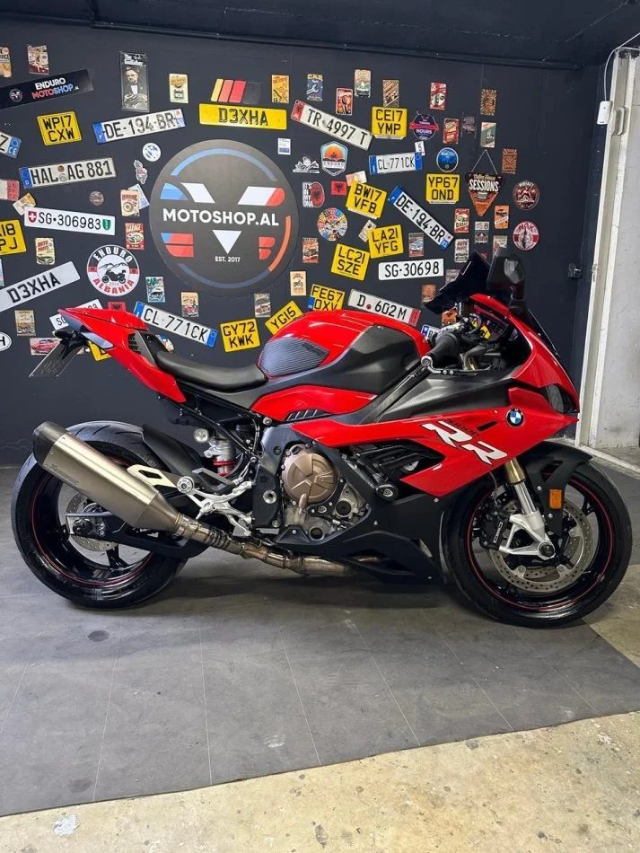 Tirane, shes motor sportiv BMW , e kuqe 10 km 17.500 €