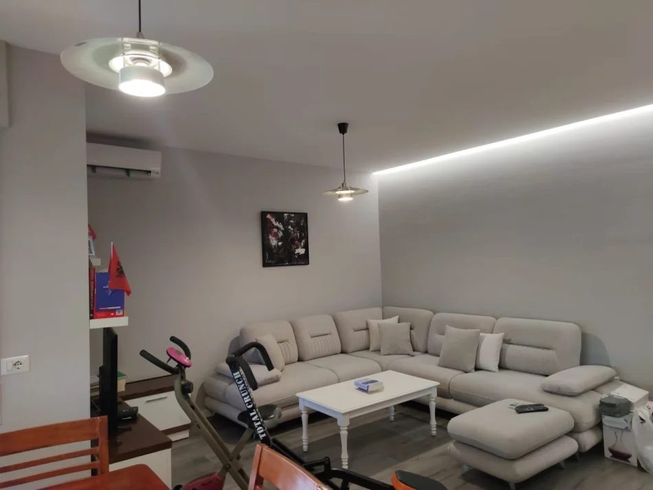 Tirane, jepet me qera apartament 1+1 Kati 4, 70 m² 650 € (Qendra Kristal)