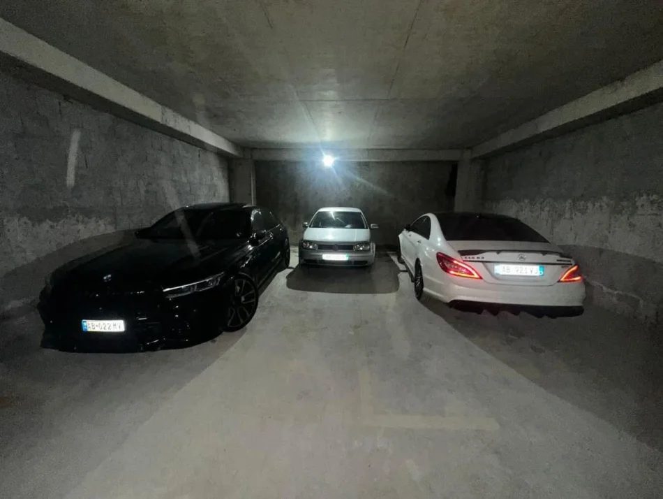 Tirane, jepet me qera garazh | post parkimi Kati 0, 60 m² 350 € (Rruga 5 Maji)