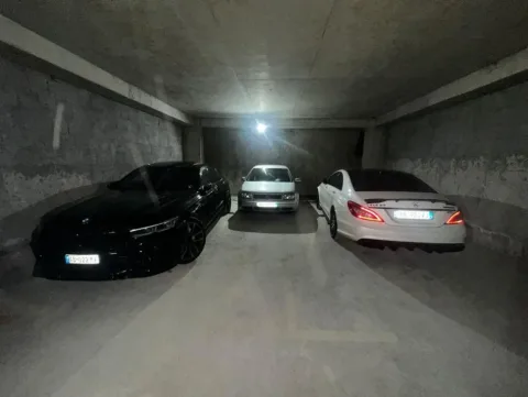 Tirane, jepet me qera garazh | post parkimi Kati 0, 60 m² 350 € (Rruga 5 Maji)
