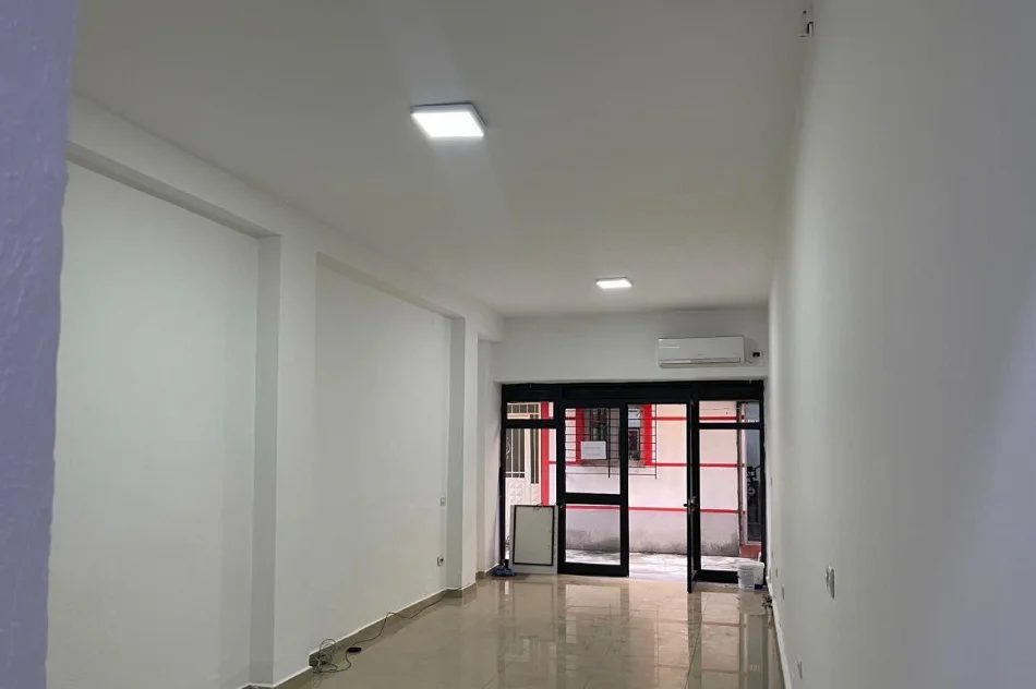 Tirane, jepet me qera dyqan Kati 0, 50 m² 500 € (ISH EKSPOZITA)