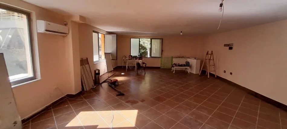Tirane, jepet me qera ambjent biznesi 75 m² 500 € (Liqeni i Thatë)