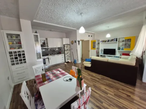 Tirane, jepet me qera apartament 2+1 Kati 3, 105 m² 70.000 leke, (Rruga Petro Nini Luarasi)