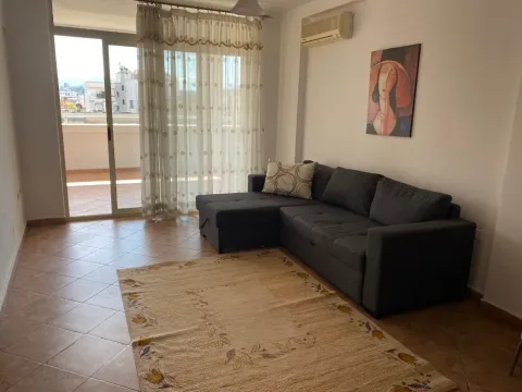 Tirane, jepet me qera Apartament 1+1+Ballkon, Mobilim i Ri,Kati 6, Çmimi 650 Euro tek PAZARI i RI, Tiranë.