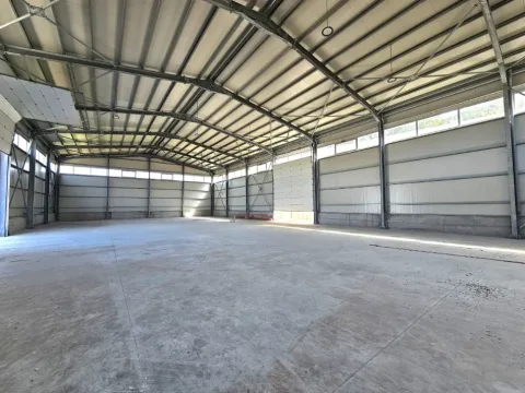 Tirane, shitet dyqan Kati 0, 4.000 m² 1.300.000 € (vore)