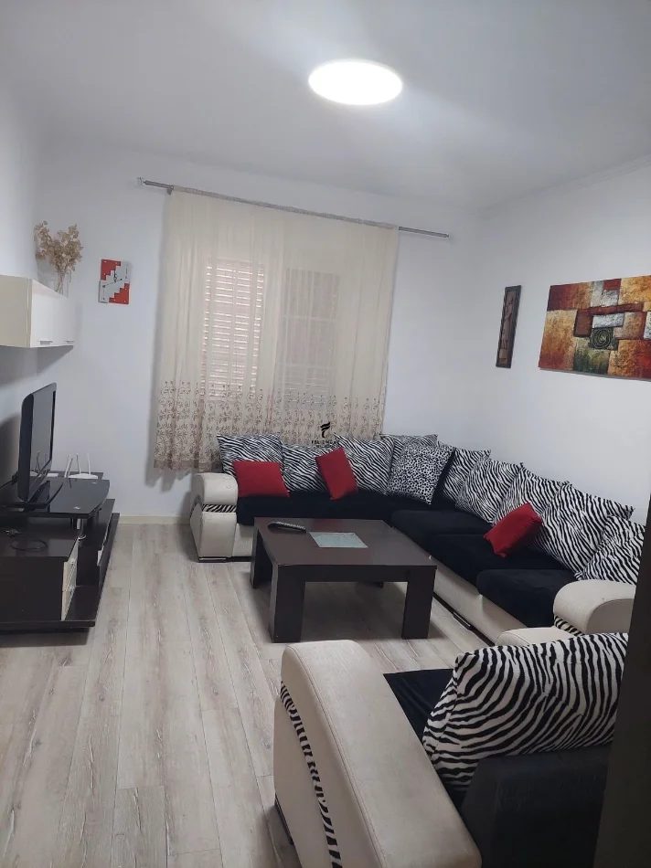 Tirane, jepet me qera apartament 2+1 Kati 1, 150 m² 750 € (ALI DEMI)