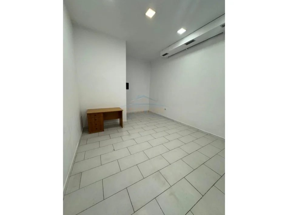 Tirane, jepet me qera ambjent biznesi Kati 0, 32 m² 600 € (Rruga Haxhi Dalliu)
