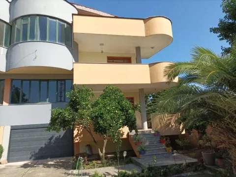 Tirane, jap me qera shtepi 2 Katshe , 220 m² 1.000 €