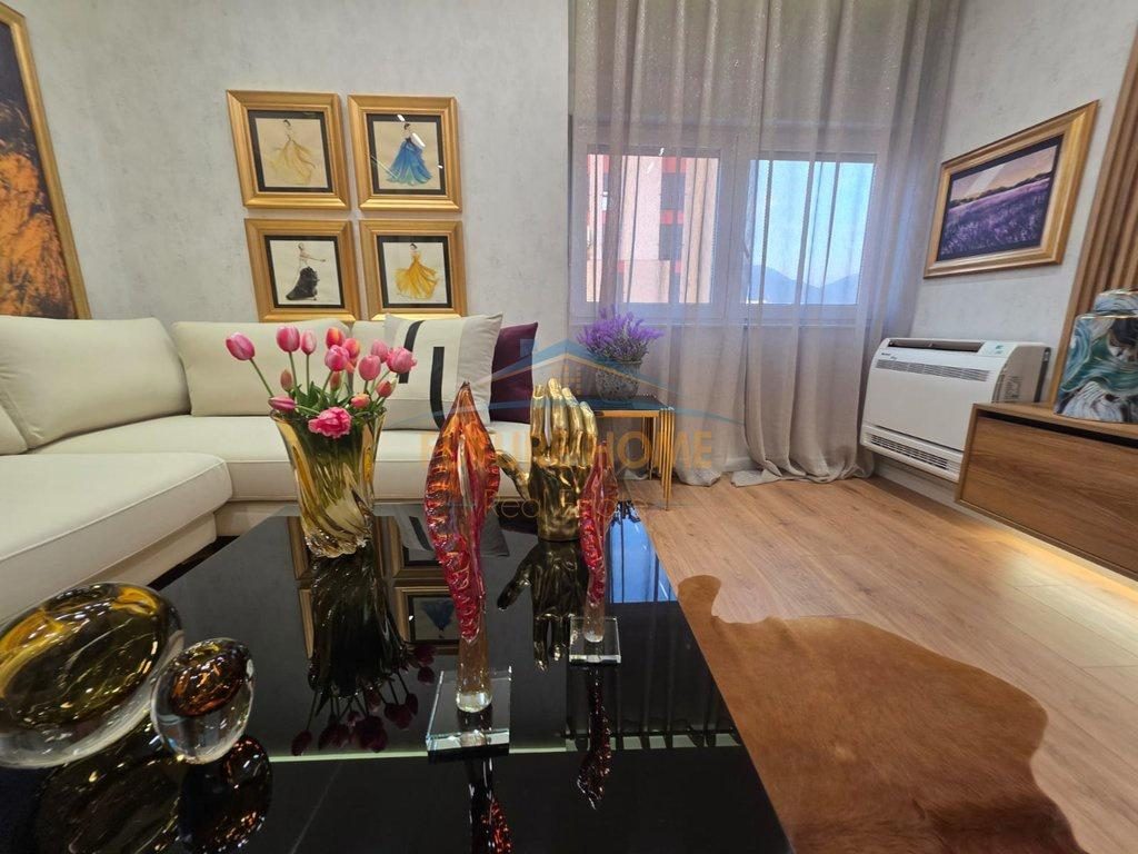 0694738665 Shitet, Apartament 2+1, Zogu i Zi, Tiranë.