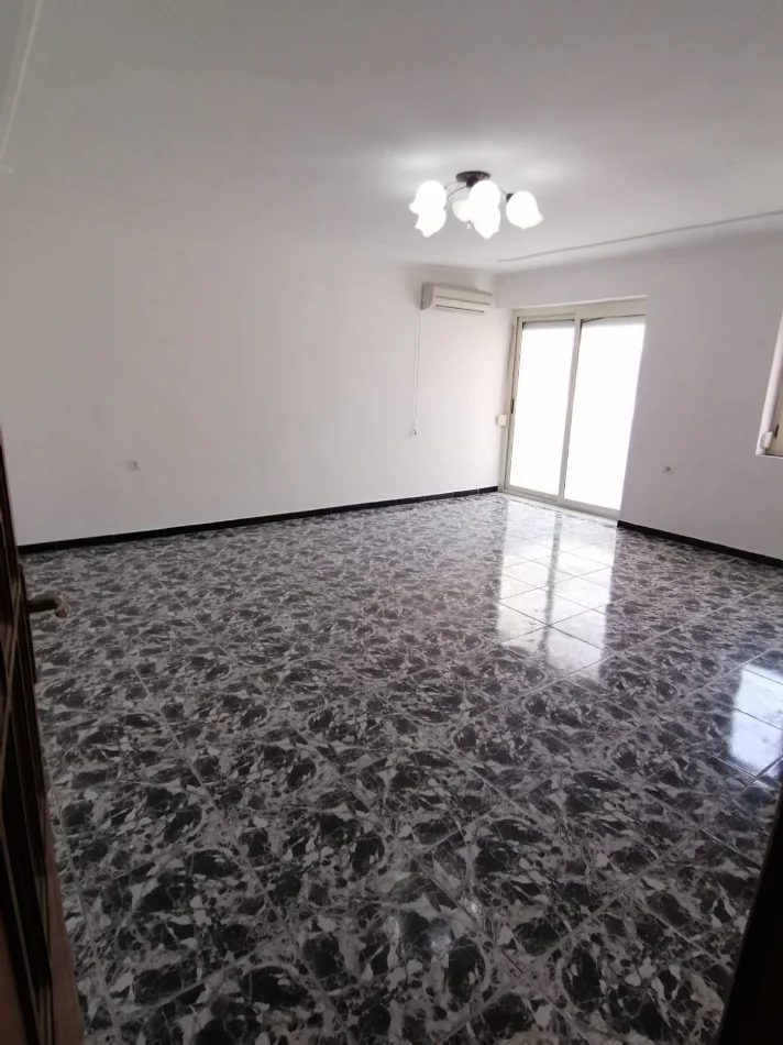 Tirane, jepet me qera zyre Kati 6, 126 m² 500 € (ISLAM ALLA)