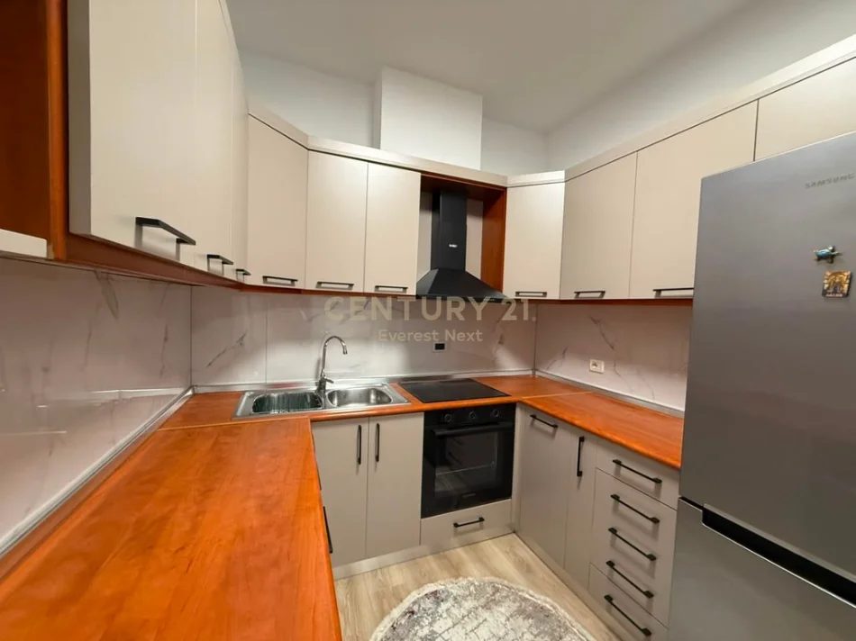 Tirane, jepet me qera apartament 2+1+Aneks+Ballkon Kati 5, 70 m² 810 € (Pallatet Agimi)