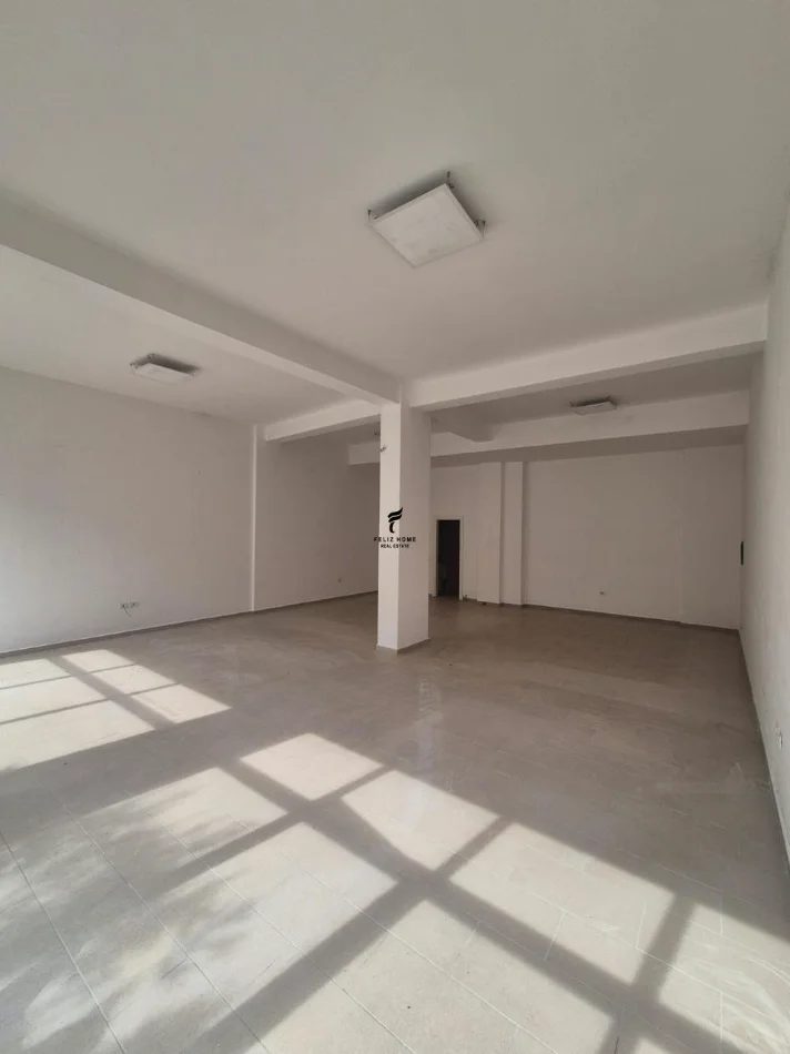 Tirane, jepet me qera dyqan Kati 0, 100 m² 1.500 € (KOMUNA E PARISIT)