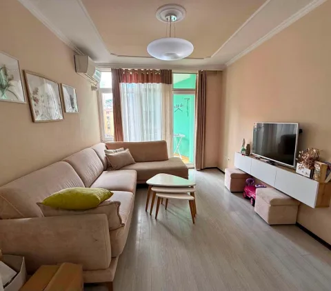 🛋️ Jepet me qira apartament 2+1 te Komuna e Parisit!