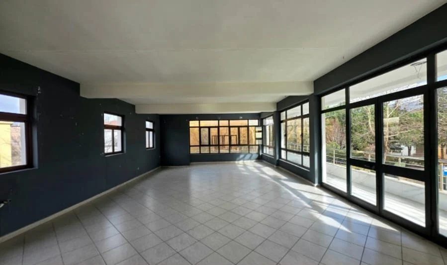Tirane, jepet me qera ambjent biznesi Kati 1, 80 m² 1.800 € (Laprake)