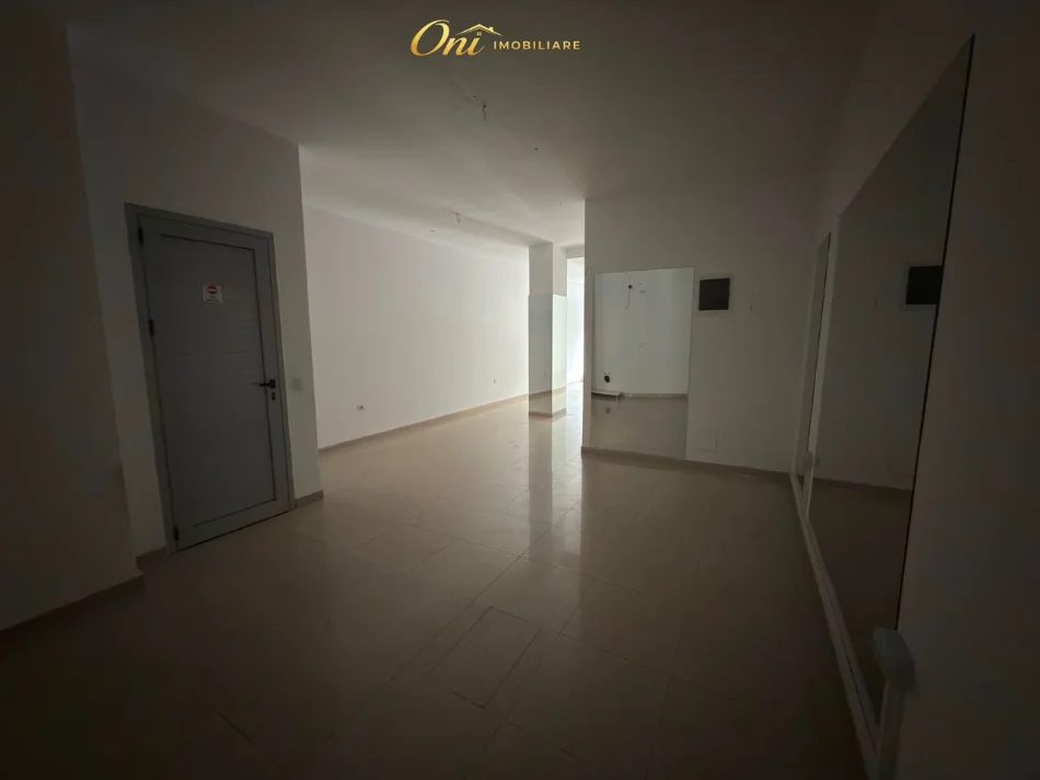 Tirane, jepet me qera dyqan Kati 0, 51 m² 700 € (KOMUNA E PARISIT)