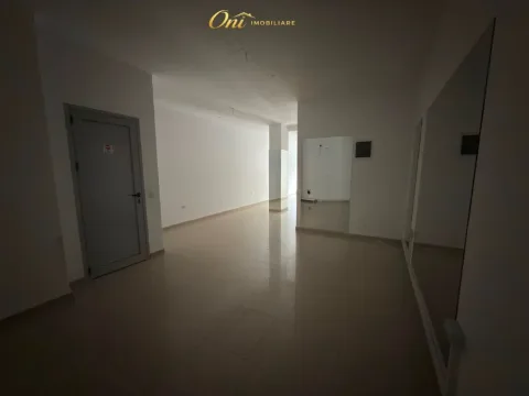 Tirane, jepet me qera dyqan Kati 0, 51 m² 700 € (KOMUNA E PARISIT)