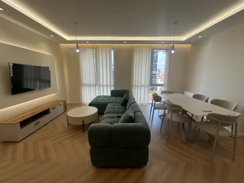 Tirane, jepet me qera apartament 2+1+Ballkon Kati 4, 110 m² 700 € (Rruga e Dibres,Kompleksi Arlis,prane Farmacise Nr.10)