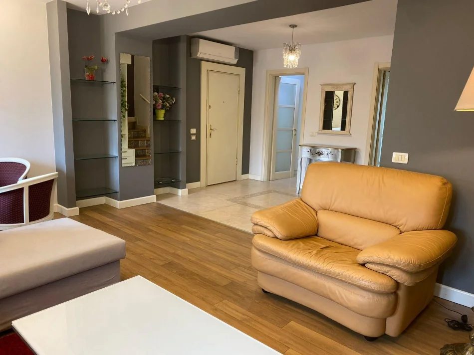 Tirane, jepet me qera apartament 3+1 Kati 4, 120 m² 900 € (RRUGA E DURRESIT)