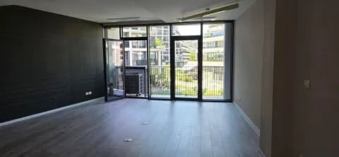 Tirane, jepet me qera ambjent biznesi Kati 3, 102 m² 1.500 € (Lake View)